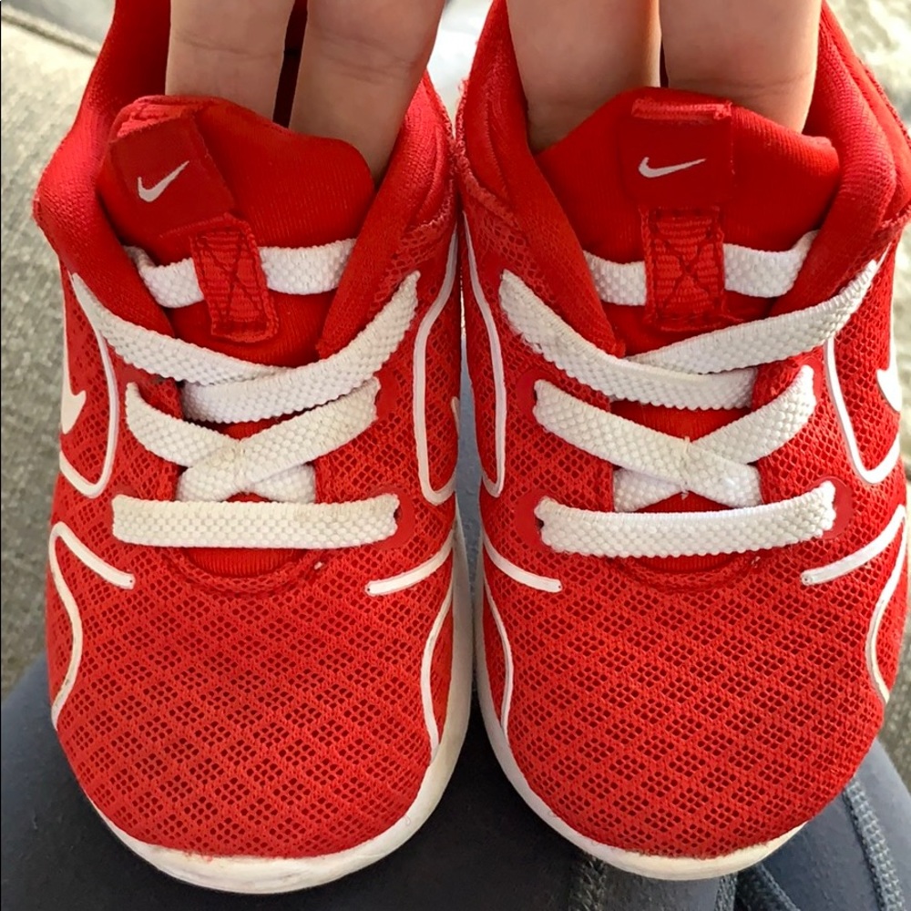 Toddler red Niki shoe size 6